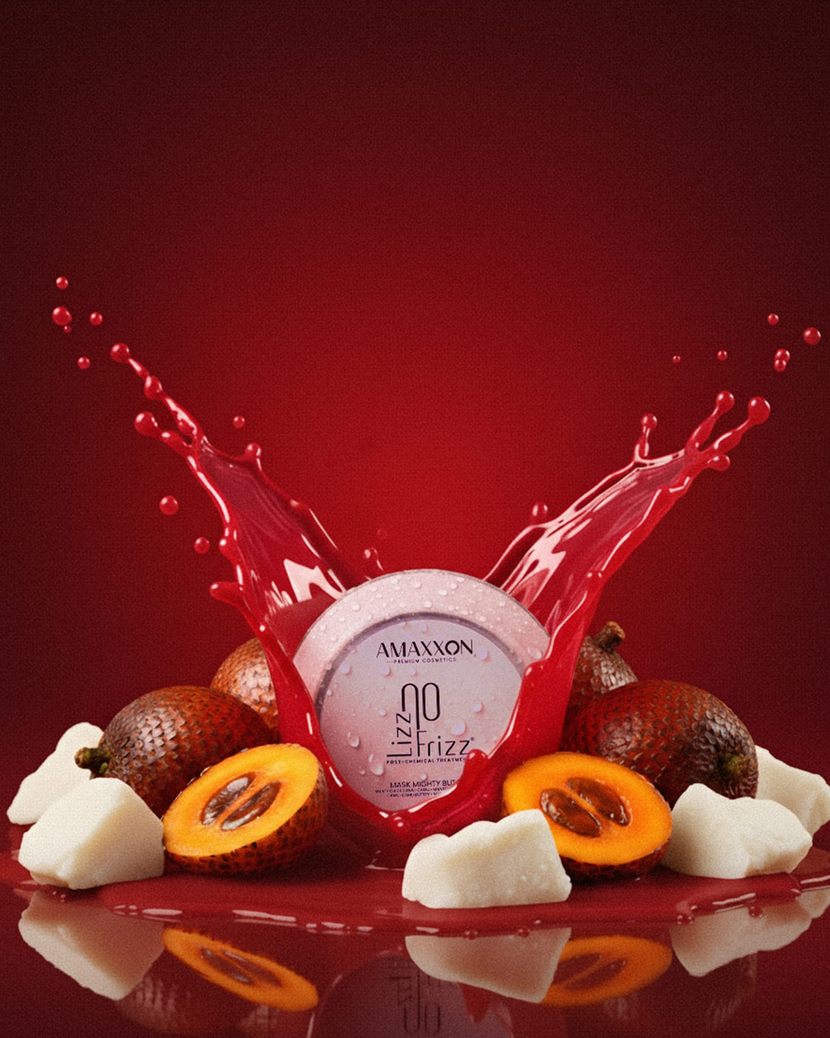 Masque Mask Mighty Butter au cœur d'une éclaboussure rouge, entouré de fruits de buriti