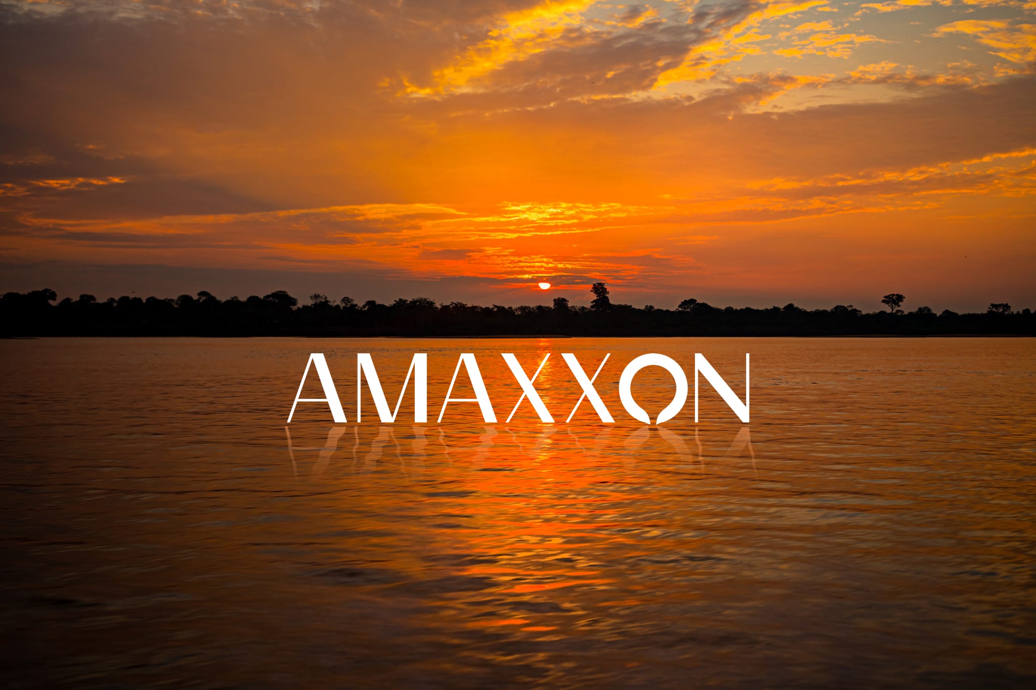 Le fleuve Amazone au coucher du soleil, portant le logotype Amaxxon
