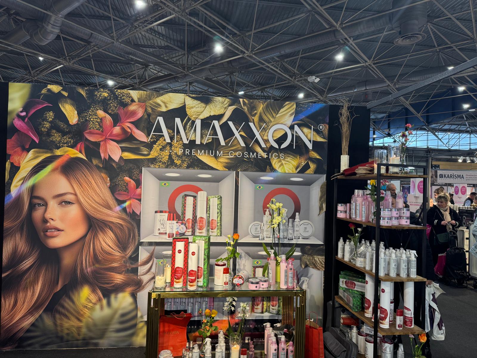 Stand Amaxxon Premium Cosmetics sur un salon professionnel de la coiffure, présentoirs des quatre gammes